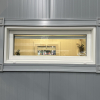 100 mm tykke vegger (EI30 brannmotstand) med tilsvarende tykkelse på vinduer og dører.